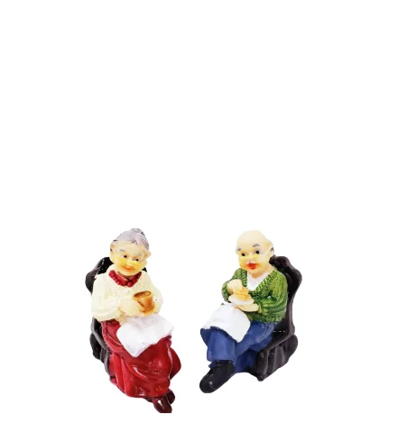 Toptan Tekli Koltukta Oturan Sevimli Dede Nine Biblosu